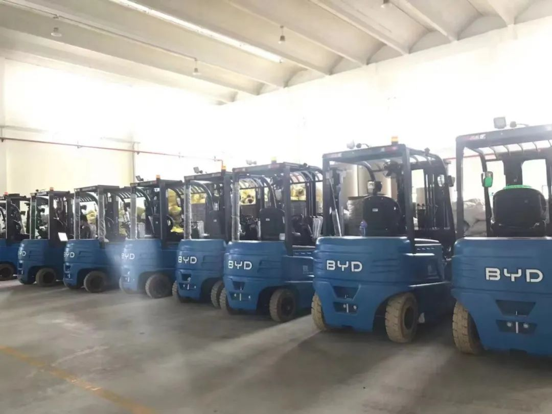 世恒交車 | 十八臺(tái)比亞迪叉車順利交付 世恒交車 | 十八臺(tái)比亞迪叉車順利交付