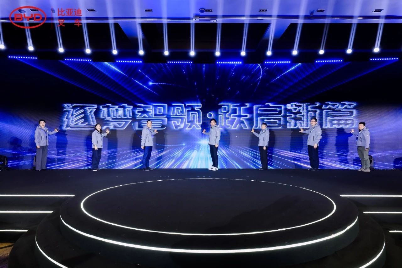 2024比亞迪叉車經(jīng)銷商大會(huì)圓滿落幕,世恒集團(tuán)榮獲多項(xiàng)殊榮! 2024比亞迪叉車經(jīng)銷商大會(huì)圓滿落幕,世恒集團(tuán)榮獲多項(xiàng)殊榮!