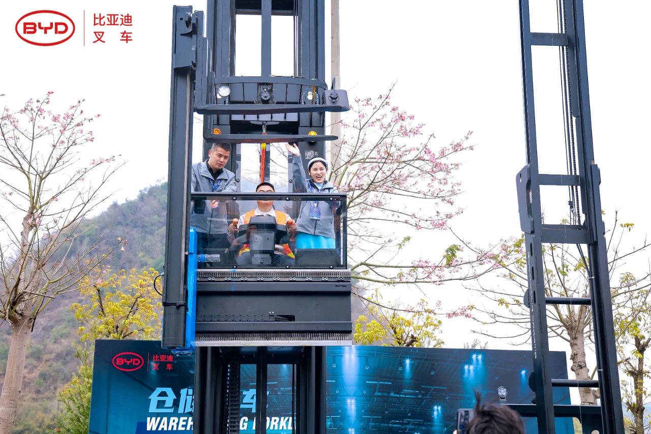 2024比亞迪叉車經(jīng)銷商大會(huì)圓滿落幕,世恒集團(tuán)榮獲多項(xiàng)殊榮! 2024比亞迪叉車經(jīng)銷商大會(huì)圓滿落幕,世恒集團(tuán)榮獲多項(xiàng)殊榮!