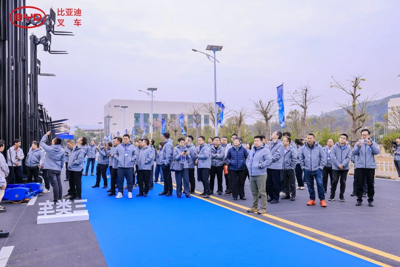 2024比亞迪叉車經(jīng)銷商大會(huì)圓滿落幕,世恒集團(tuán)榮獲多項(xiàng)殊榮! 2024比亞迪叉車經(jīng)銷商大會(huì)圓滿落幕,世恒集團(tuán)榮獲多項(xiàng)殊榮!